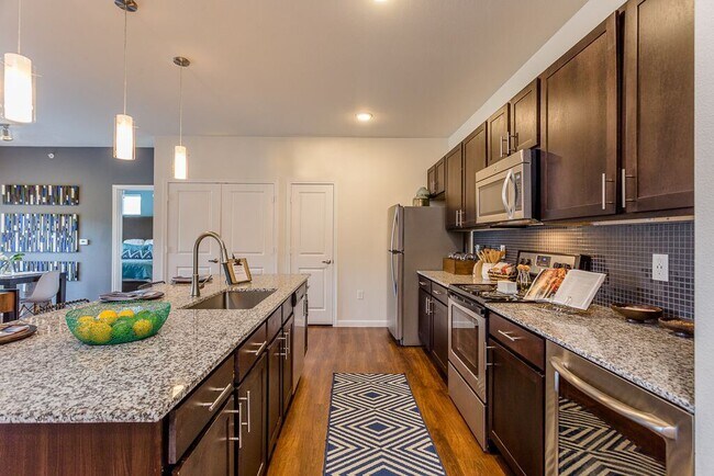Building Photo - Spacious Living + 4 Weeks Free