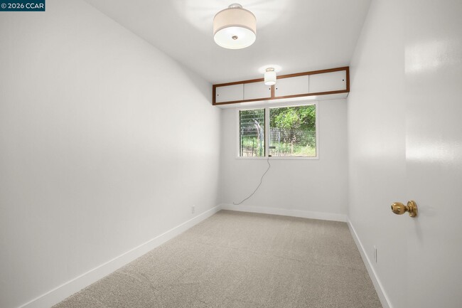 Building Photo - 165 Topaz Ln