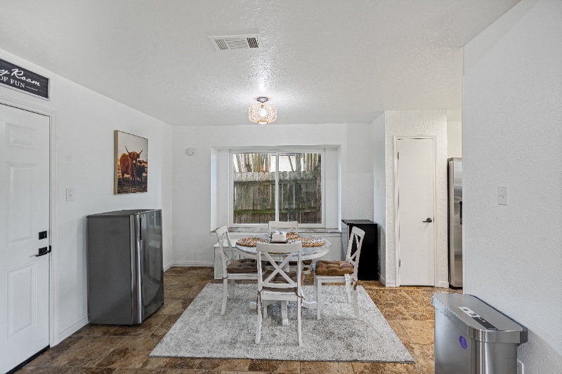 Building Photo - 804 Sylvia Ln