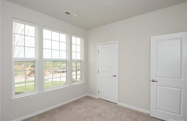 Building Photo - 2125 Schmidt Dr W