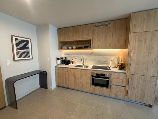 Building Photo - 11 NE 6th St