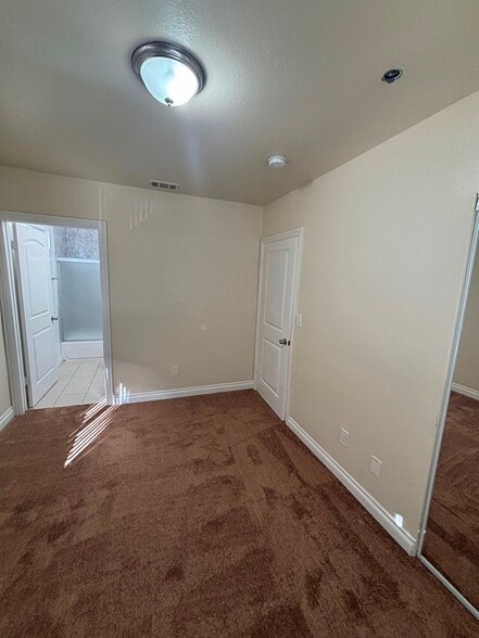 Building Photo - 156 E 67th St