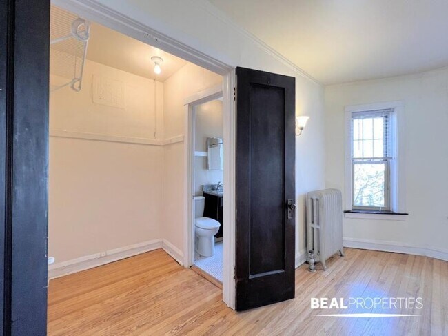 Building Photo - 1 bedroom in CHICAGO IL 60625