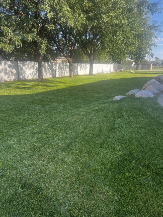 Building Photo - Lovely Home Located In Roy Utah