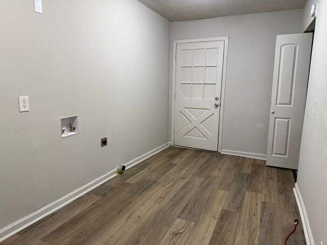 Building Photo - Renovated 4 Bedroom Duplex Unit in South Nashville - Pet Friendly!