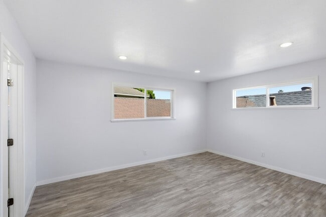 Building Photo - Centrally Located Property!