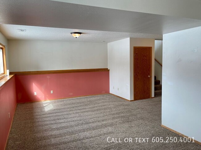 Building Photo - 4 Bed 2 Bath House with 2-stall attached g...