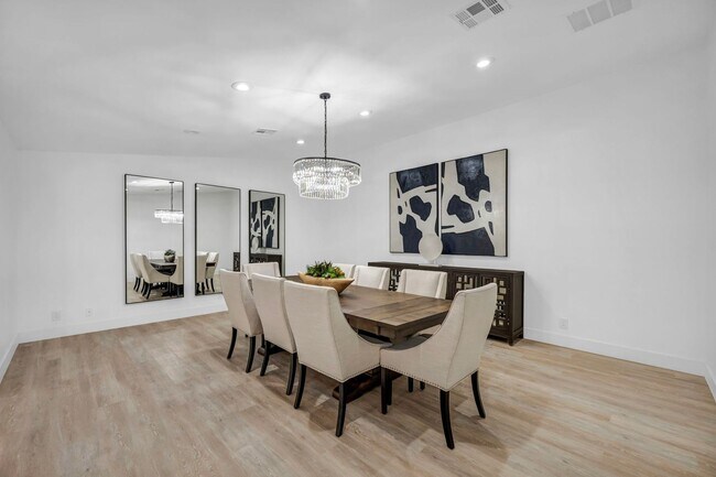 Building Photo - Meticulously renovated single-story contem...