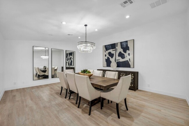 Building Photo - Meticulously renovated single-story contemporary estate