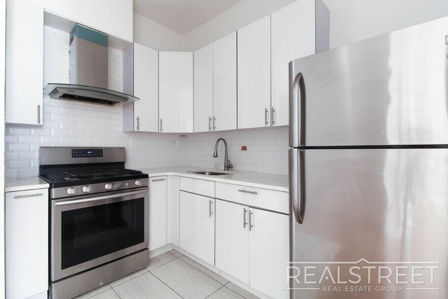 Building Photo - LUXURY 3 BR in Queens!