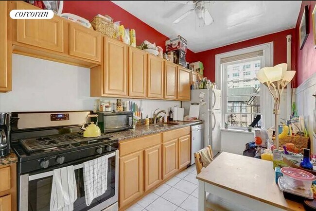 Building Photo - 423 E 84th St