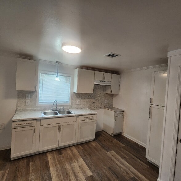 Building Photo - 308 Liston St