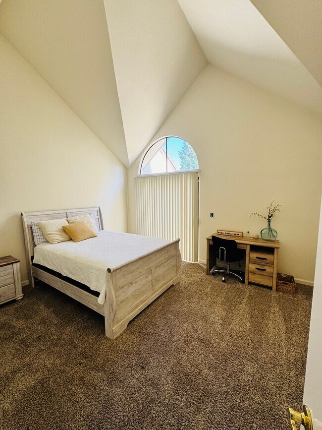 Building Photo - 2 Bedroom, 2 Bath Condo