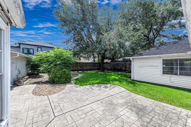 Building Photo - 614 Val Lena Dr