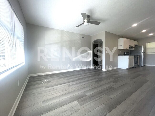 Building Photo - Freshly Renovated 2 Bed/1 Bath Apartment in Clearwater