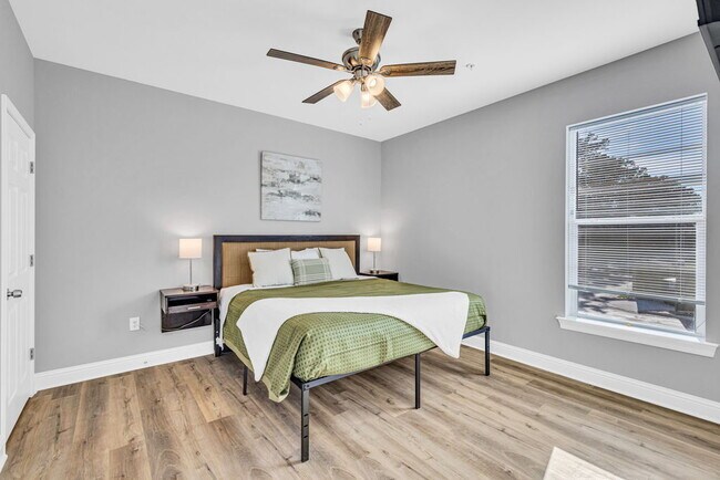 Building Photo - Snow Birds & TDY! Fully furnished 2 bed condo!