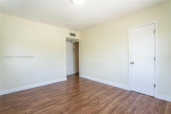 Building Photo - 1940 Biarritz Dr