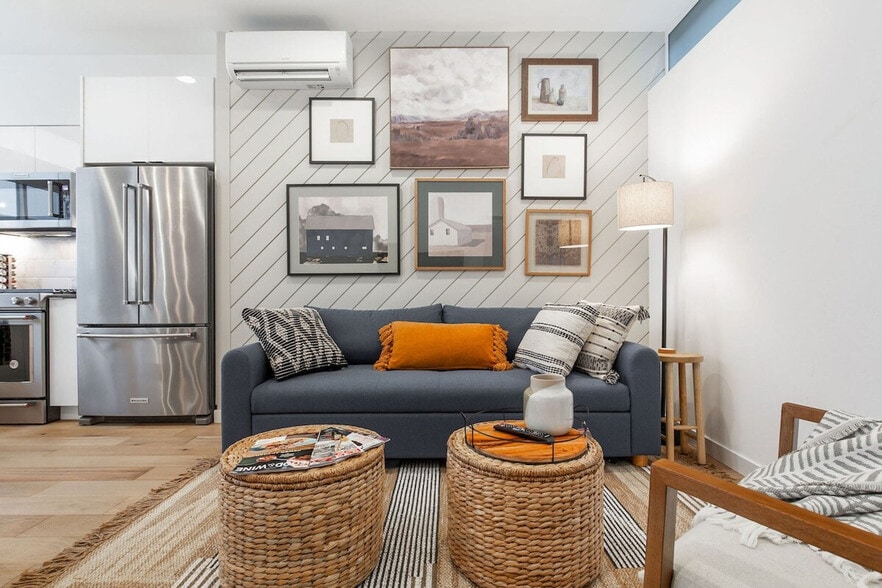 Building Photo - 628 10th Ave E