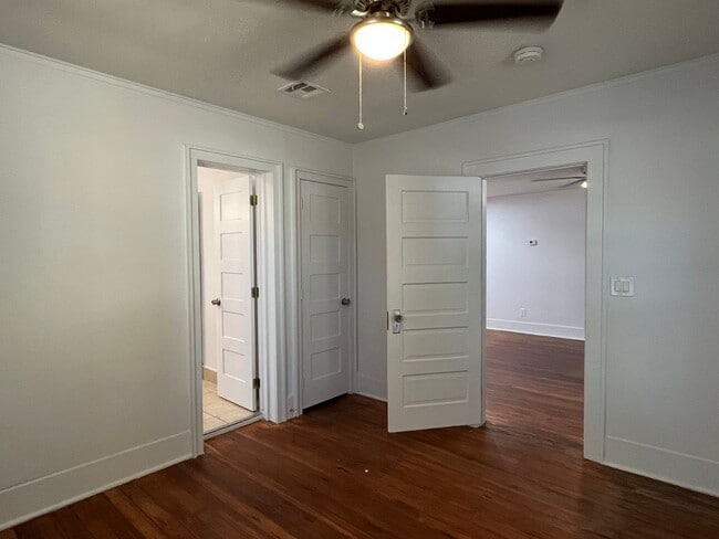 Building Photo - 2 bedroom House with Bonus Room and Fenced Yard