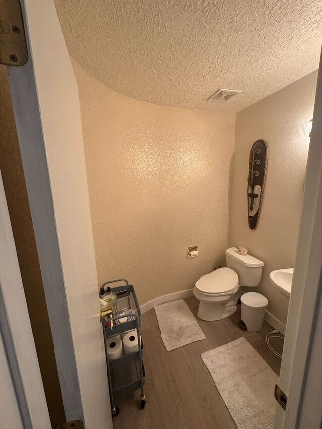 Building Photo - Fully Updated 3BR/2.5BA in Desirable Lampl...