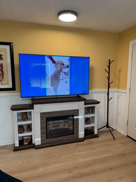 Building Photo - 820 Hope St