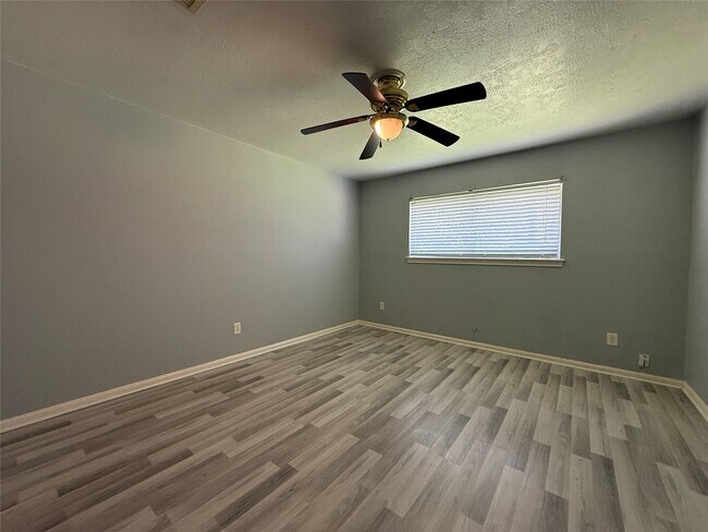 Building Photo - 422 Gamewood Dr