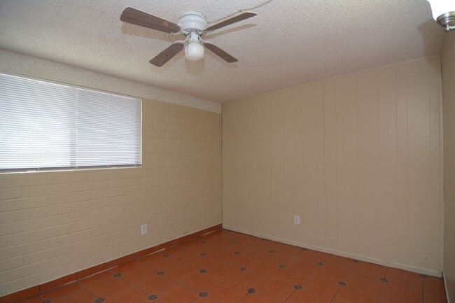 Building Photo - Charming 4 Bedroom 2 Bath House! South Tucson Location! Close to the 1-19!