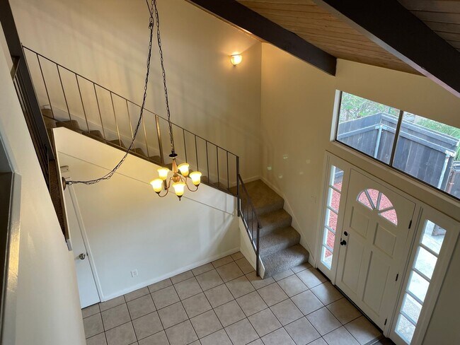 Building Photo - End Unit 2 bedroom, 2 bath Townhouse