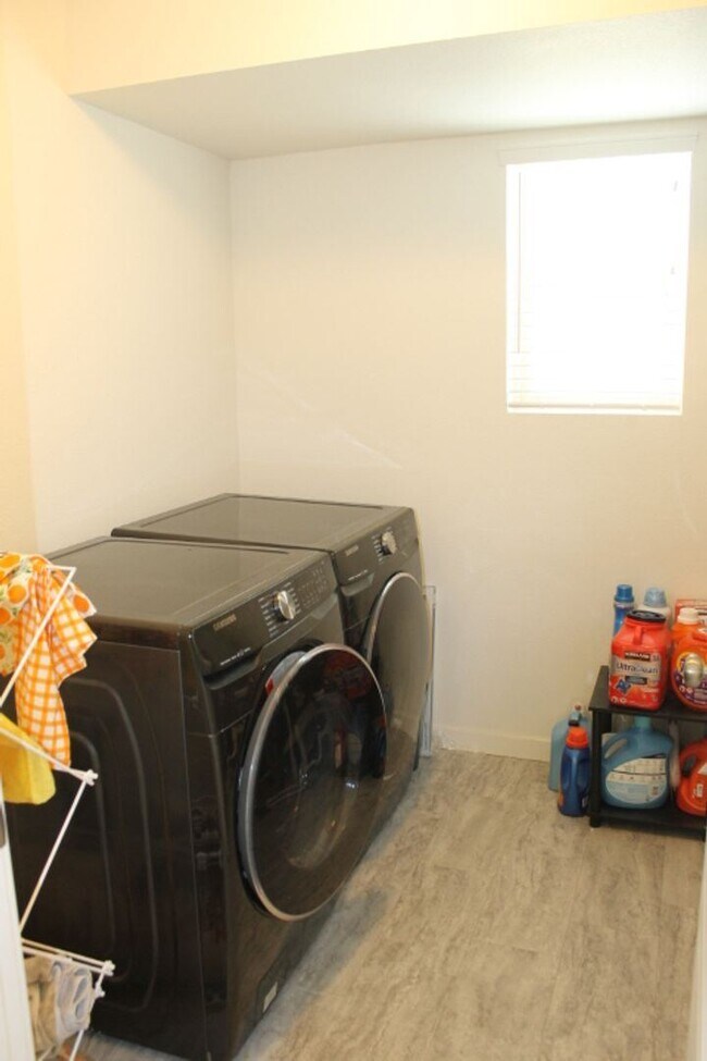 Building Photo - 4 br, 2.5 bath House - 6121 Ashmore Ln