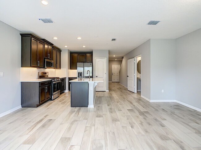 Building Photo - Stylish 3-Bedroom Townhome in Gated Sanfor...