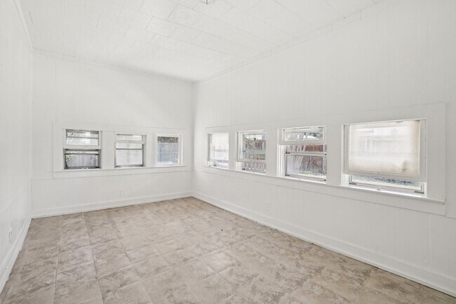 Building Photo - 302 S Wood St