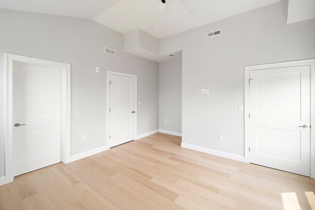 Building Photo - 206 Byron St