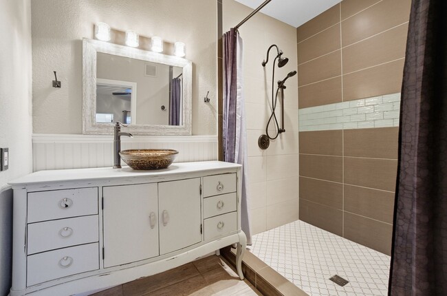 Building Photo - Upgraded 1 Bedroom Condo in Gated Communit...