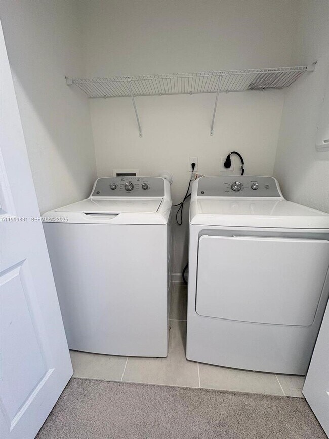 Building Photo - 2490 SE 29th St