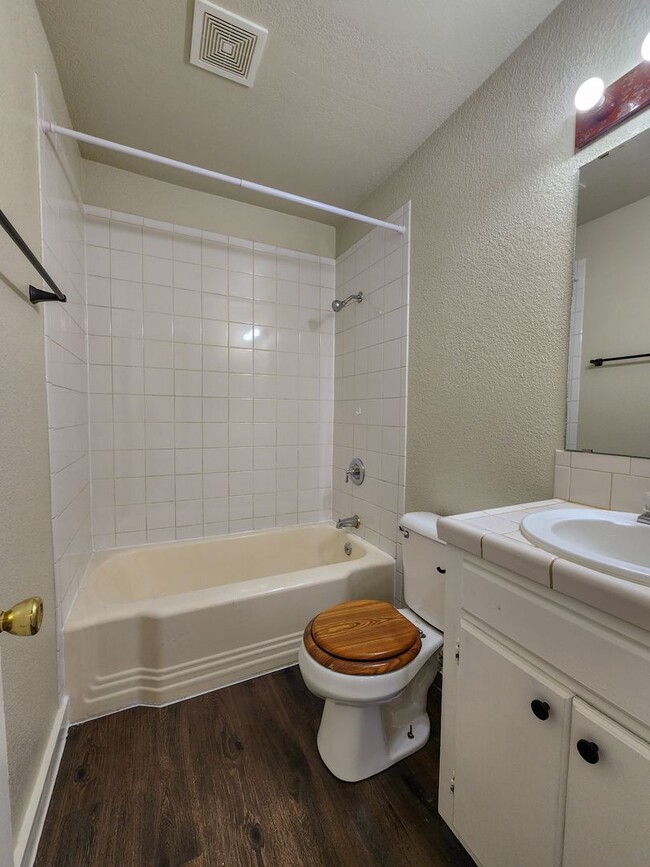 Building Photo - Newly Renovated 3 bedroom 1 bath home in S...