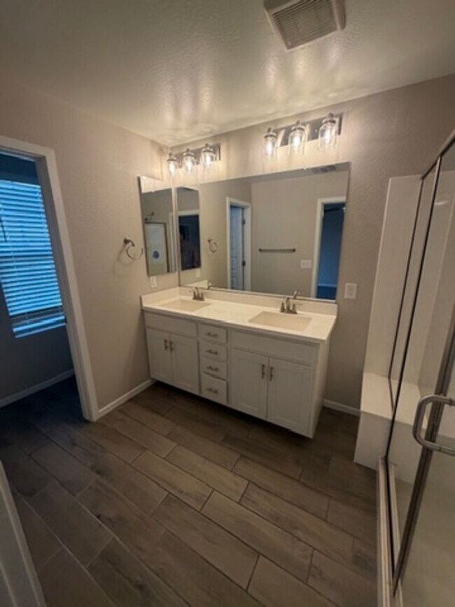 Building Photo - Newer home in Tempe!! 3 bedrooms & 2.5 baths with 2-car garage. Loaded with upgrades!