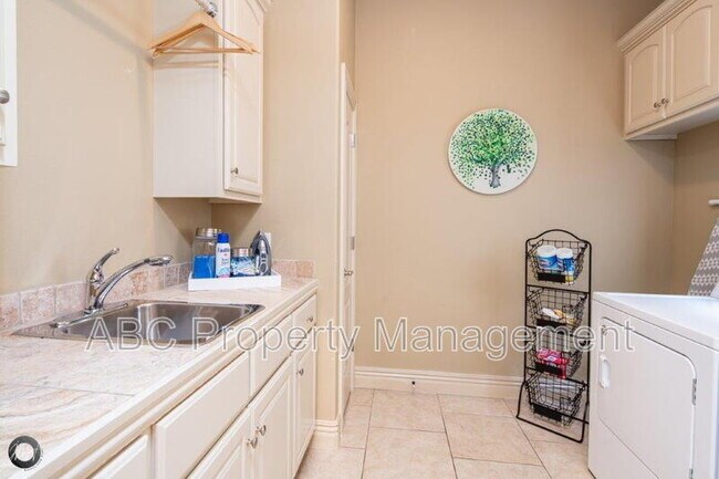 Building Photo - 5106 Sloan Cir