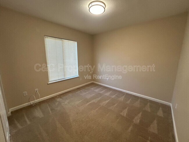 Building Photo - 5023 Lakeshore Dr