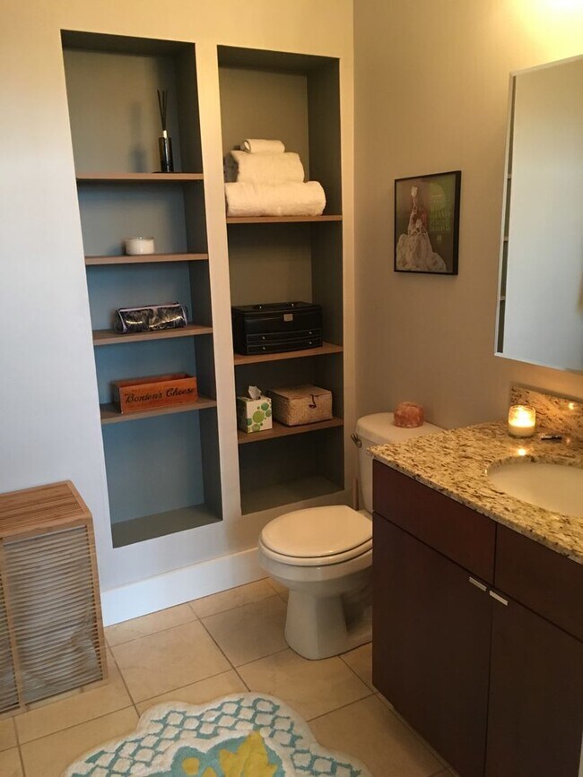 Building Photo - 320 E 21st St