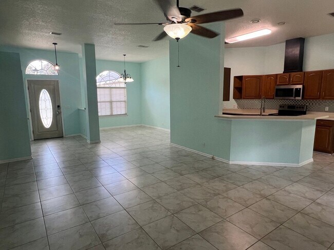 Building Photo - 3BR/2BA Available Immediately