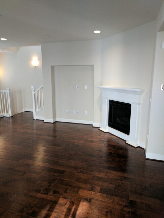Building Photo - Luxury 3 bedroom 3 bath located in great a...