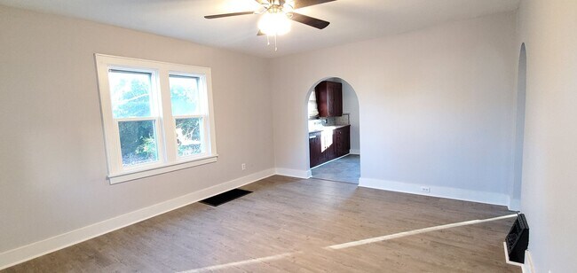 Building Photo - Cute 2 Bedroom 1 Bath Home