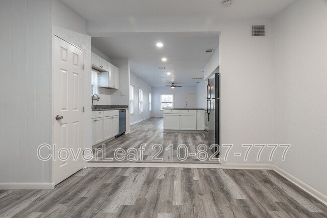 Building Photo - 112 W Hermine Blvd