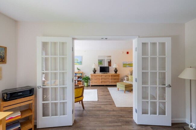 Building Photo - 1 Bedroom with a Den Apartment - Rare avai...