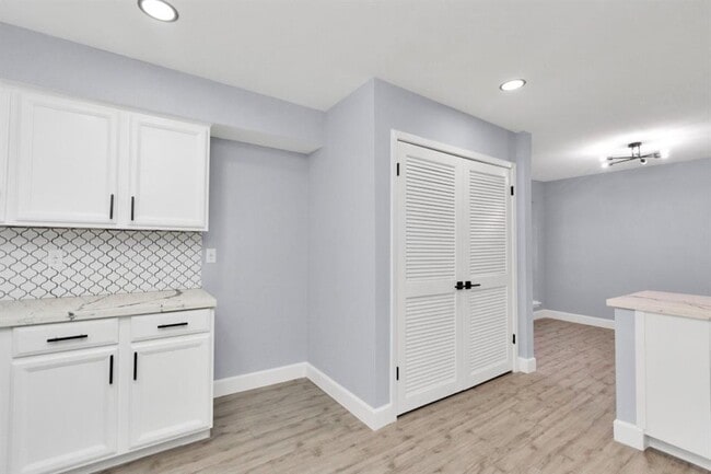 Building Photo - 9404 Beechnut St
