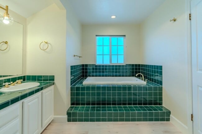 Building Photo - 350 6th St