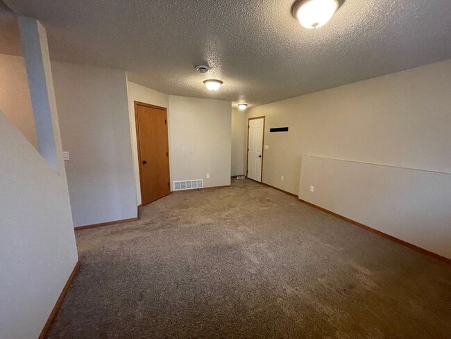 Building Photo - Pet-Friendly 3 Bed Twin Home with Patio & Garage