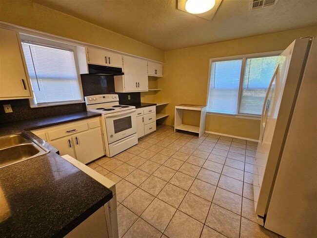 Building Photo - 909 NW Bell Ave