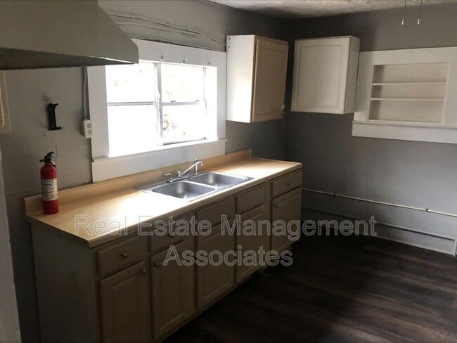 Building Photo - 104 Grady St