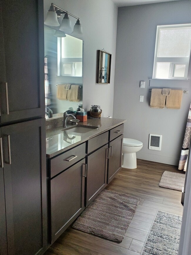 Quartz countertops - 1724 N Solomon Ct